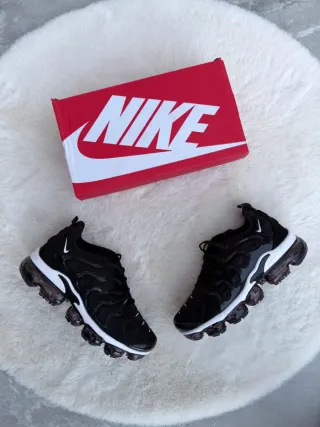 Zapatillas Nike Air VaporMax Plus x Negro y Blanco
