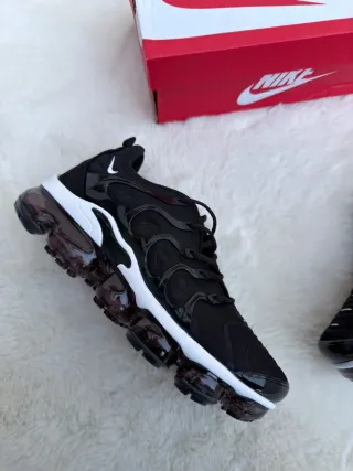 Zapatillas Nike Air VaporMax Plus x Negro y Blanco