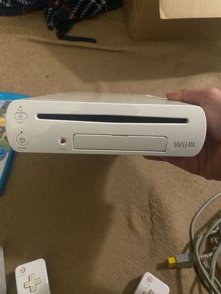 Nintendo Wii U + 2 Giochi + 2 Manette Wii