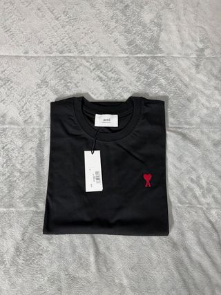 T-shirt AMI Paris Preta com Coração Vermelho