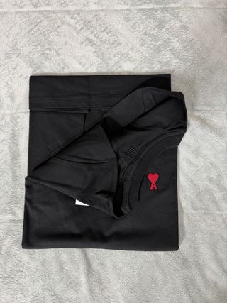 T-shirt AMI Paris Preta com Coração Vermelho