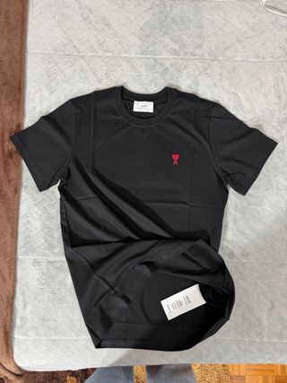 T-shirt AMI Paris Preta com Coração Vermelho