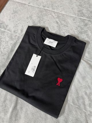 T-shirt AMI Paris Preta com Coração Vermelho