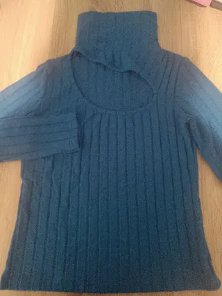 Jersey cuello alto con abertura