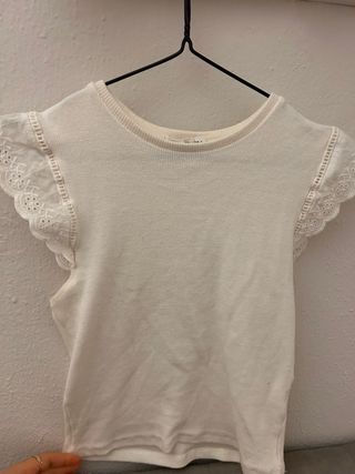 Camiseta Stradivarius blanca con encaje