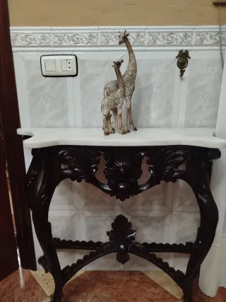 Consola de madera oscura .