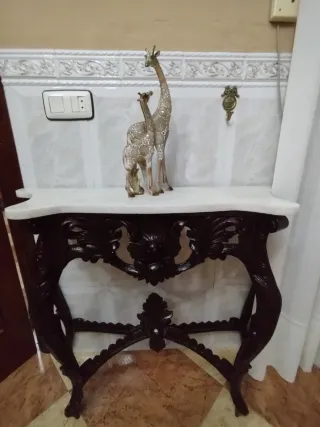 Consola de madera oscura .