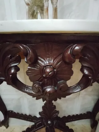 Consola de madera oscura .