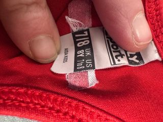 Sudadera Izarrak Ritmica Negra Roja