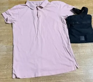 Camiseta rosa y riñonera negra