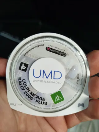 Colin McRae Rally 2005 Plus (PSP).