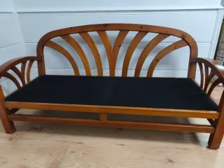 Sofá de madera y tela beige