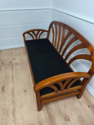 Sofá de madera y tela beige