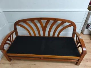 Sofá de madera y tela beige