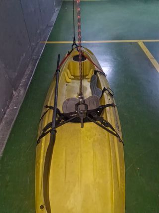 Kayak amarillo y blanco. Con remo y bancada