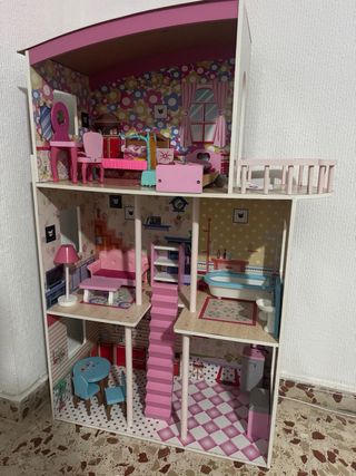 Casa de muñecas grande como nueva, muebles inclui.