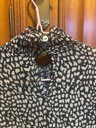 Blusa estampada cuello alto