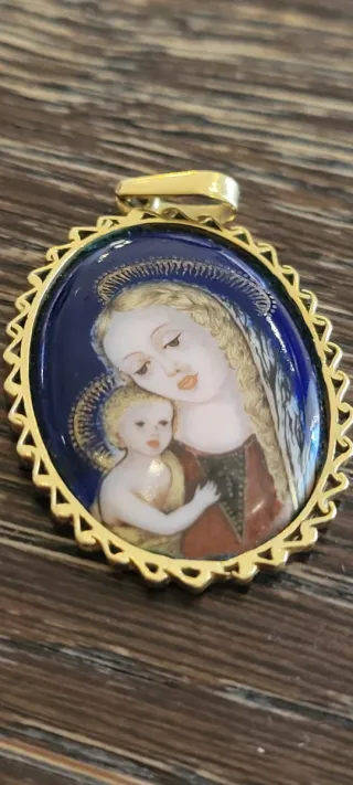 Hermosa medalla Oro 750 y Esmalte Virgen Niño.