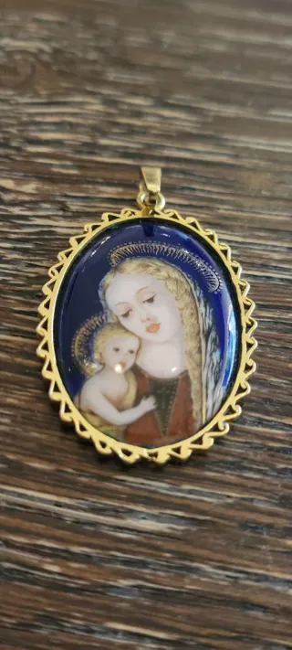 Hermosa medalla Oro 750 y Esmalte Virgen Niño.