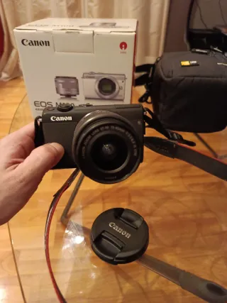 Canon EOS M100 con caja, funda y trípode