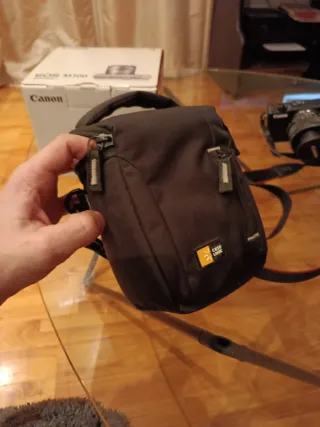 Canon EOS M100 con caja, funda y trípode