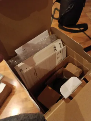 Canon EOS M100 con caja, funda y trípode