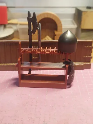 Playmobil armero con armadura y hachas