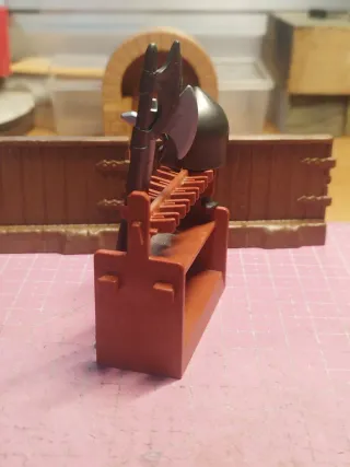 Playmobil armero con armadura y hachas