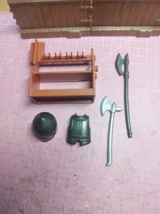 Playmobil armero con armadura y hachas