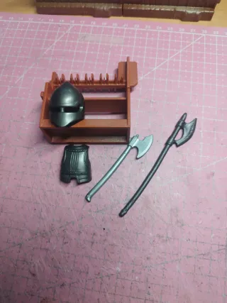 Playmobil armero con armadura y hachas