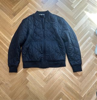 Abrigo acolchado y ligero negro Zara