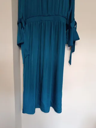 Vestido midi Zara satinado lazos