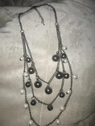 Collar multicapa con perlas y cuentas