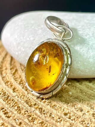 Colgante antiguo de plata con ámbar natural