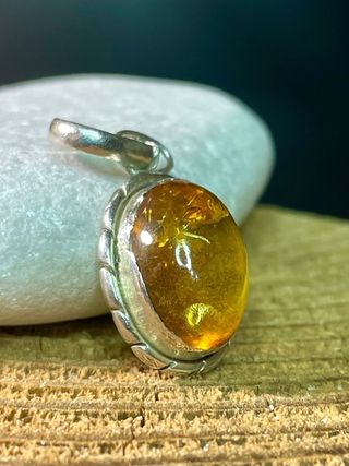 Colgante antiguo de plata con ámbar natural