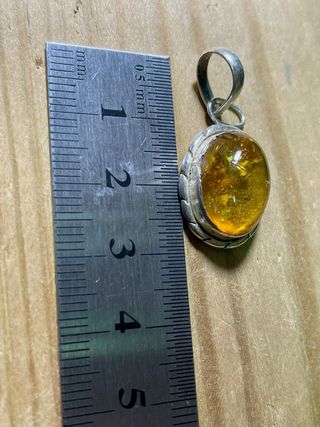 Colgante antiguo de plata con ámbar natural