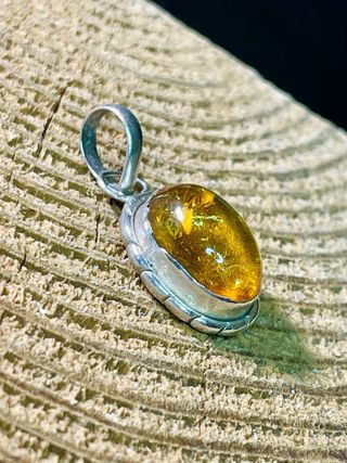 Colgante antiguo de plata con ámbar natural