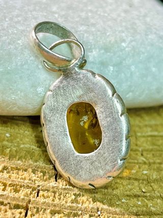 Colgante antiguo de plata con ámbar natural