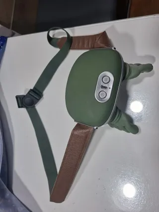 Masajeador cervical verde con cable de carga