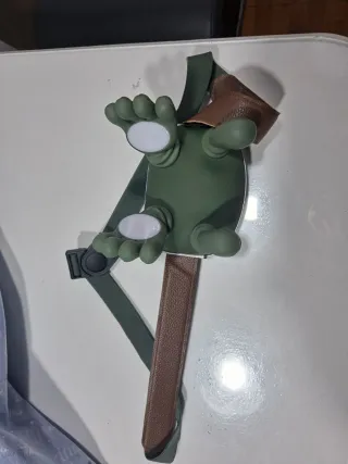 Masajeador cervical verde con cable de carga