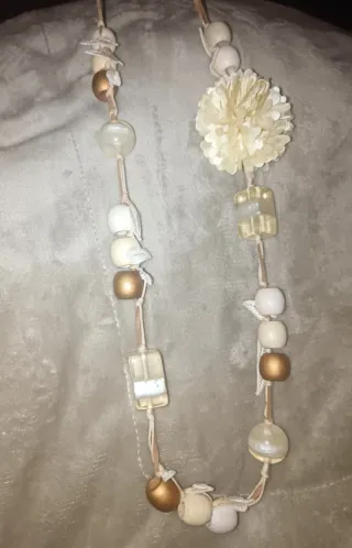Collar de cuentas beige y dorado artesanal