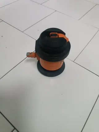 Regulador de gas butano naranja y negro