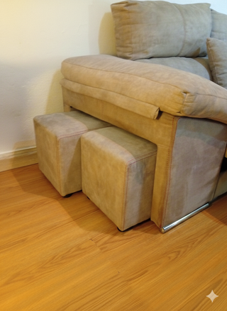 Sofá cama gris con 2 taburetes