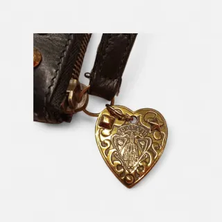 Pochette Gucci nera con borchie dorate e cuore