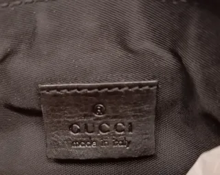 Pochette Gucci nera con borchie dorate e cuore