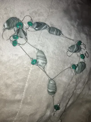 Collar largo de dos vueltas piedras verdes y grise