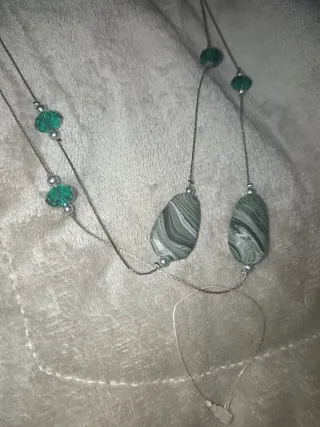 Collar largo de dos vueltas piedras verdes y grise