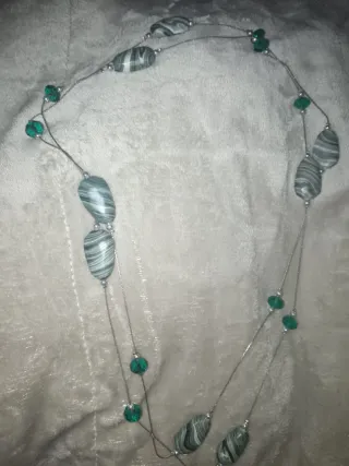 Collar largo de dos vueltas piedras verdes y grise