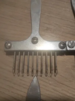 Peine de tejer metálico antiguo