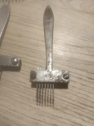 Peine de tejer metálico antiguo